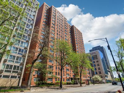 2909 N Sheridan Rd APT 1201