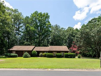 423 Dartmoor Dr NW