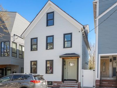 162 W 7th St
