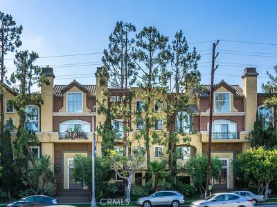 7033 La Tijera Blvd