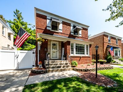 9905 S Maplewood Ave