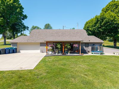 160 W Meadow Dr