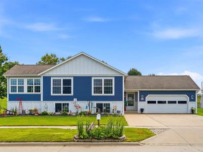 Property at 801 Hampton Dr, Williamsburg, IA