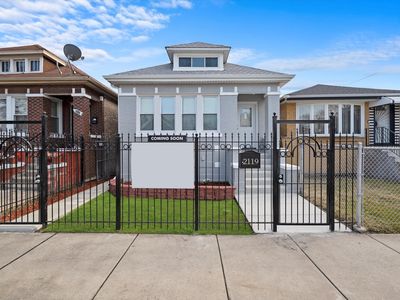 2119 W 70th Pl