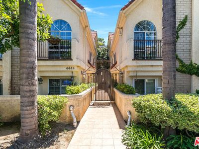 4444 Moorpark Way APT 202
