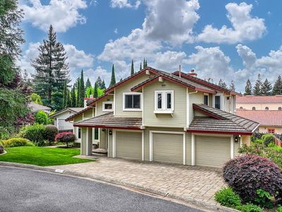 512 Adriana Pl