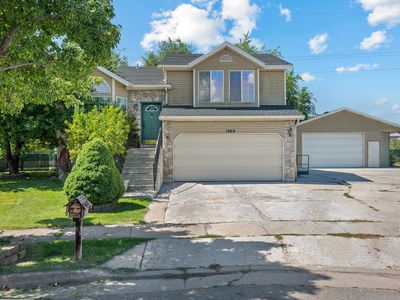 1989 W Sir Timothy Ave N