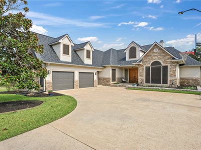2102 Rockcliffe Loop
