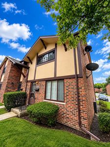 Property at 18W123 Kirkland Ln, Villa Park, IL