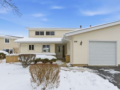 Property at 1081 Pinehurst Ln, Schaumburg, IL