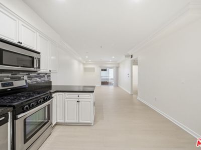 1037 Fedora St #204