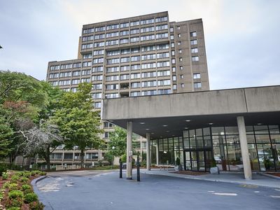250 Hammond Pond Pkwy APT 609S