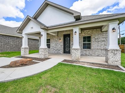 1102 Fort Worth St