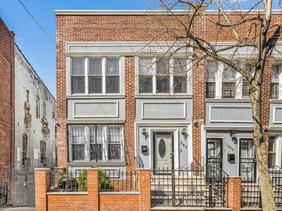 1323 Saint Lawrence Avenue