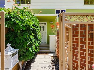 5314 1/2 Village Grn