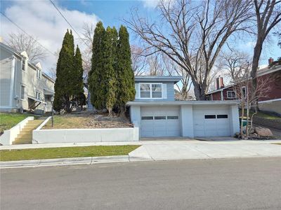 712 Maple St W