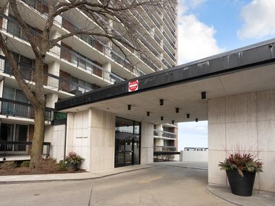 5901 N Sheridan Rd APT 2J