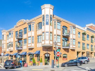 1101 McKenzie Ave #306