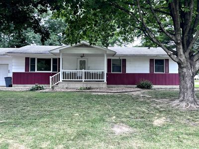 915 Lindell Blvd