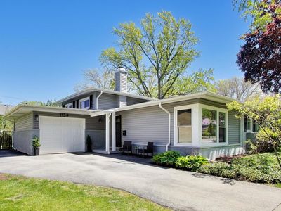 Property at 1153 Kenton Rd, Deerfield, IL