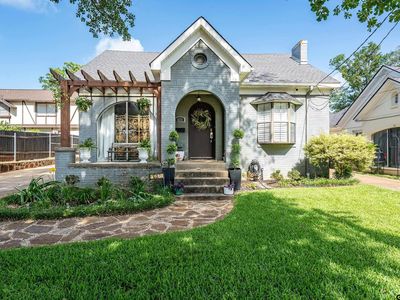 637 S College Ave