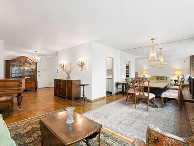 30 W 60th St APT 11M