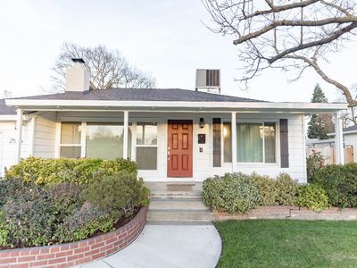 2596 Roslyn Way