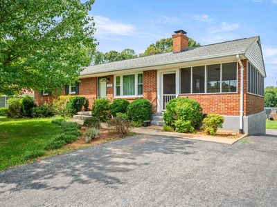 2002 Roundelay Rd