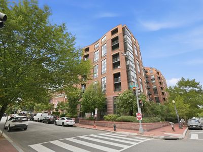 1001 L St NW APT 211