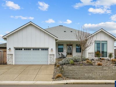 464 NW Crater Lake Dr