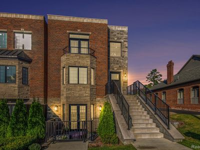 1223 N Main St