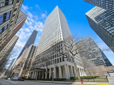 260 E Chestnut St APT 3001