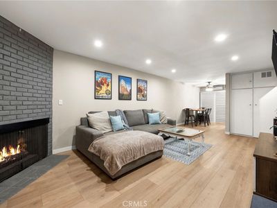 Property at 2452 Chelsea Pl APT M, Santa Monica, CA
