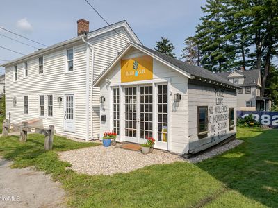 27 Rosseter St