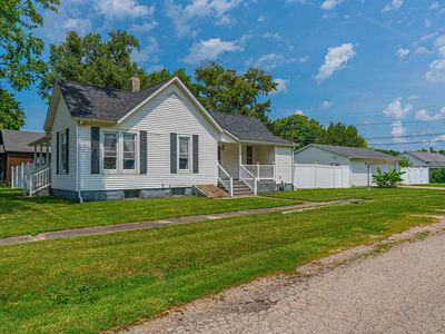 Property at 1326 Broadway St, Lincoln, IL