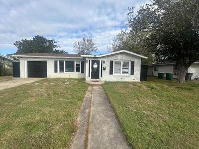 2302 E Mistletoe Ave