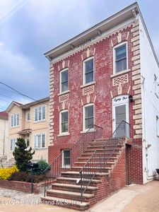 81 Sumner Ave