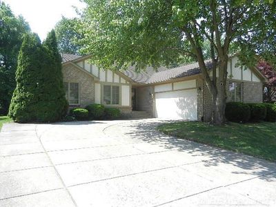 6704 Redford Cir