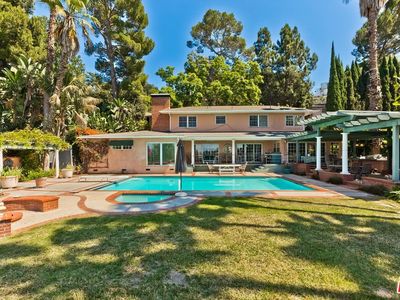 3525 N Knoll Dr