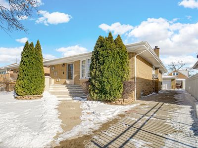 8129 S Sacramento Ave