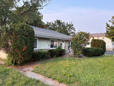 212 W Locust St