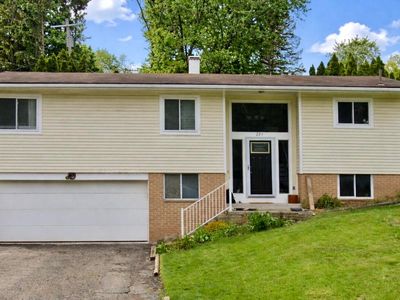 225 Valley Dr