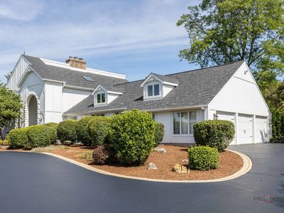 Property at 11 Lake View Rd, Hawthorn Woods, IL