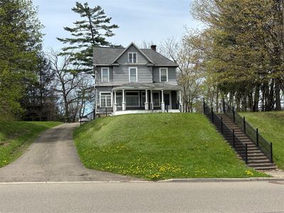 762 Riverside Dr