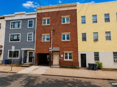 76 Hutton St APT 3