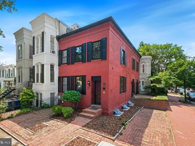 601 E St SE