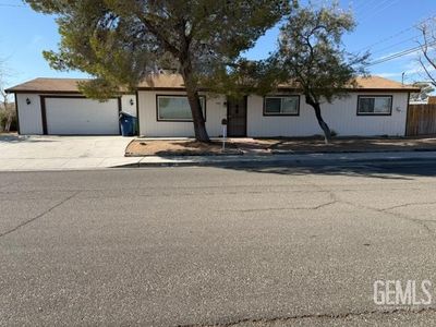 901 W Rader Ave