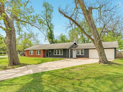 211 Oak Dr