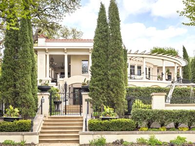 2427 E Lake Of The Isles Pkwy