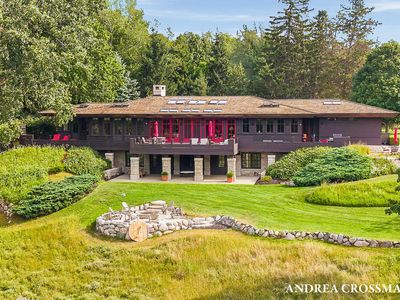 2048 Lakeshore Dr